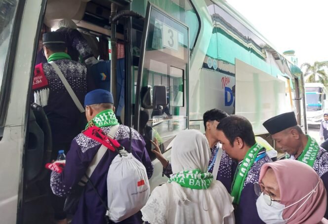 
 Jemaah haji kloter pertama Kalsel memasuki bus usai pelepasan di Aula Asrama Haji Embarkasi Banjarmasin menuju Bandara Syamsudin Noor, Senin (5/5/2025). foto-Hendra