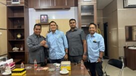 Wakil ketua DPRD Banjar Irwan Bora (kiri) bersalaman dengan manajemen Barito Putera didampingi Hasan Hamdan, Kamis (8/5/2025), usai adanya polemik pengusiran terhadap Irwan Bora saat laga Barito Putera beberapa waktu lalu. foto-istimewa