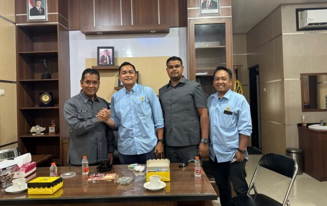 
 Wakil ketua DPRD Banjar Irwan Bora (kiri) bersalaman dengan manajemen Barito Putera didampingi Hasan Hamdan, Kamis (8/5/2025), usai adanya polemik pengusiran terhadap Irwan Bora saat laga Barito Putera beberapa waktu lalu. foto-istimewa