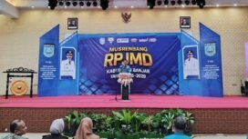 Bupati Banjar H Saidi Mansyur saat sambutan dalam Musrenbang Rencana Pembangunan Jangka Menengah Daerah (RPJMD), di Ballroom Hotel Rodhita Banjarbaru, Kamis (15/5/2025). foto-haris