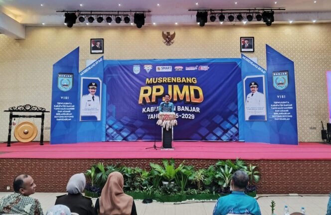 
 Bupati Banjar H Saidi Mansyur saat sambutan dalam Musrenbang Rencana Pembangunan Jangka Menengah Daerah (RPJMD), di Ballroom Hotel Rodhita Banjarbaru, Kamis (15/5/2025). foto-haris
