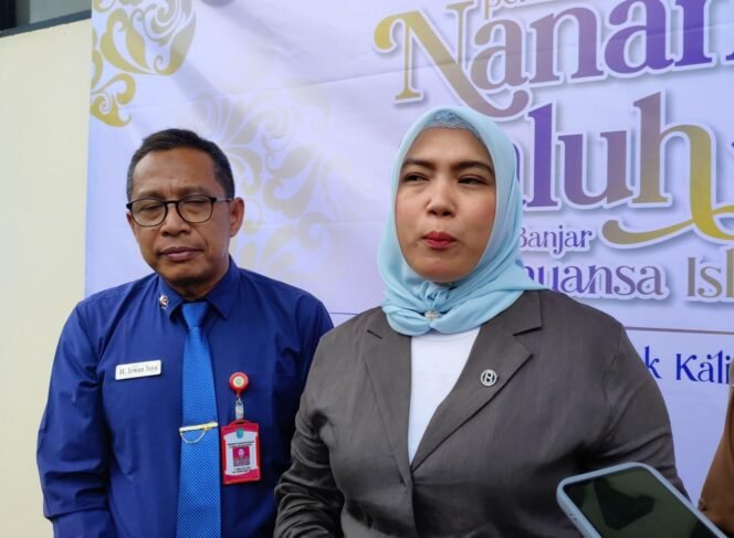 
 TP-PKK Banjar, Hj Nurgita Tiyas (kanan) usai menghadiri seleksi Nanang Galuh Intan 2025-2026, di Aula Kantor Camat Martapura, Selasa (20/5/2025). foto-Haris