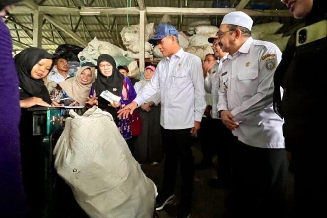 
 Menteri LH Kunjungi Bank Sampah Sekumpul, Dorong Pengelolaan Sampah Modern