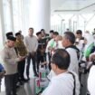 Bupati Kotabaru Muhammad Rusli melepas jemaah haji kloter 11, di Bandara Syamsudin Noor, di Banjarbaru, Minggu (25/5/20250). foto-istimewa. 