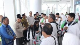 Bupati Kotabaru Muhammad Rusli melepas jemaah haji kloter 11, di Bandara Syamsudin Noor, di Banjarbaru, Minggu (25/5/20250). foto-istimewa. 