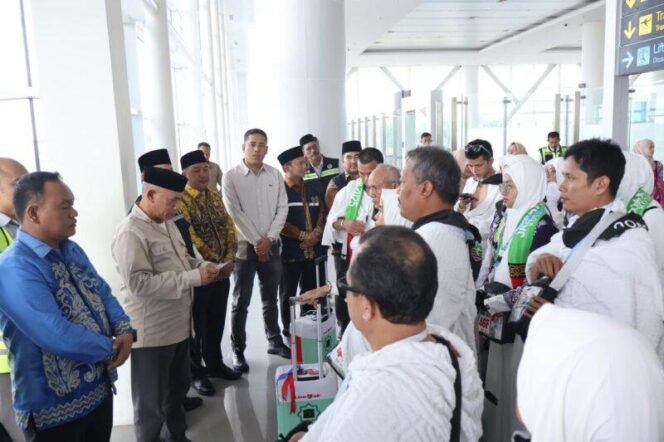 
 Bupati Kotabaru Muhammad Rusli melepas jemaah haji kloter 11, di Bandara Syamsudin Noor, di Banjarbaru, Minggu (25/5/20250). foto-istimewa. 