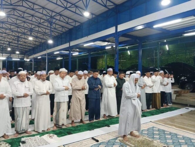 
 Gubernur Kalsel H Muhidin ikut salat Hajat berjemaah doakan kelanjaran jemaah haji Kalsel di Tanah Suci, Senin (19/5/2025) malam. foto-wartawasaka