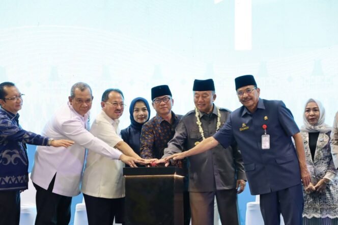 
 Mendes PDT RI, Yandri Susanto, resmi meluncurkan program Koperasi Merah Putih di Kalsel, Rabu (21/5/2025). foto-MC Kalsel
