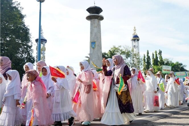 
 Lima ribu peserta ramaikan Pawai Hijriah di Martapura, Kabupaten Banjar, menyambut tahun baru Islam 1447 H, Sabtu (28/6/2025). foto-RSB