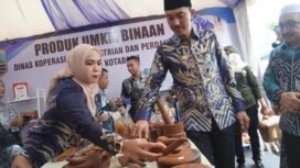 Bupati Banjar H Saidi Mansyur saat mengelilingi Bazar UMKM MTQ Kalsel 2025 di Taman CBS Martapura, Sabtu (21/6/2025). Foto-Agus Pahlevi