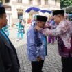 Disambut dengan Sinoman Hadrah, Kafilah MTQ Kalsel dari Tanah Bumbu yang pertama tiba di Martapura, Kamis (19/6/2025). foto-RSB