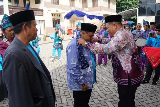 
 Disambut dengan Sinoman Hadrah, Kafilah MTQ Kalsel dari Tanah Bumbu yang pertama tiba di Martapura, Kamis (19/6/2025). foto-RSB