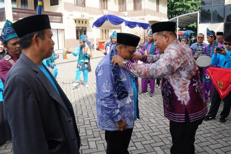 Disambut dengan Hadrah, Kafilah MTQ Kalsel Mulai Berdatangan ke Martapura