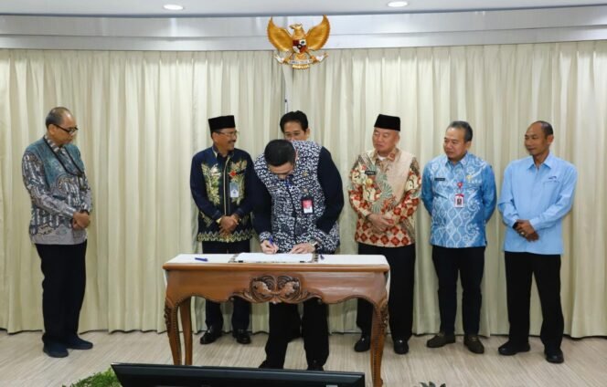 
 Pemprov Kalsel menandatangani Rencana Aksi Pencegahan Korupsi Sektor Pengadaan Barang dan Jasa (PBJ) bersama Komisi Pemberantasan Korupsi (KPK), di Gedung Merah Putih KPK, Jakarta Selatan, Kamis (19/6/2025). foto-Adpim