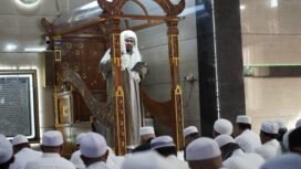 Habib Sholeh menjadi Khatib salat Idul Adha i Masjid Syi’arussholihin (Masjid Pancasila) Sekumpul, Martapura, Jumat (6/6/2025) pagi. foto-rsb