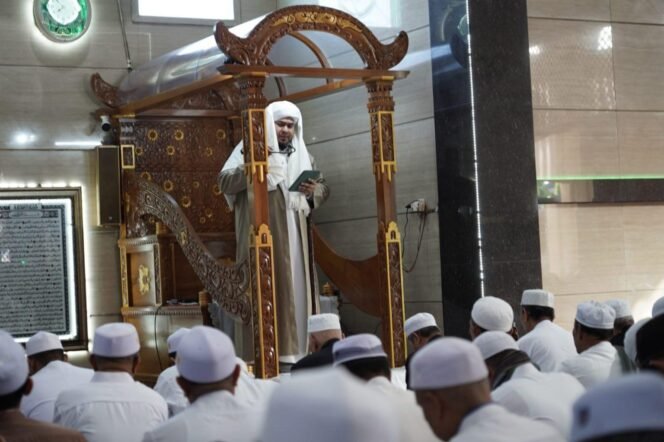 
 Habib Sholeh menjadi Khatib salat Idul Adha i Masjid Syi’arussholihin (Masjid Pancasila) Sekumpul, Martapura, Jumat (6/6/2025) pagi. foto-rsb