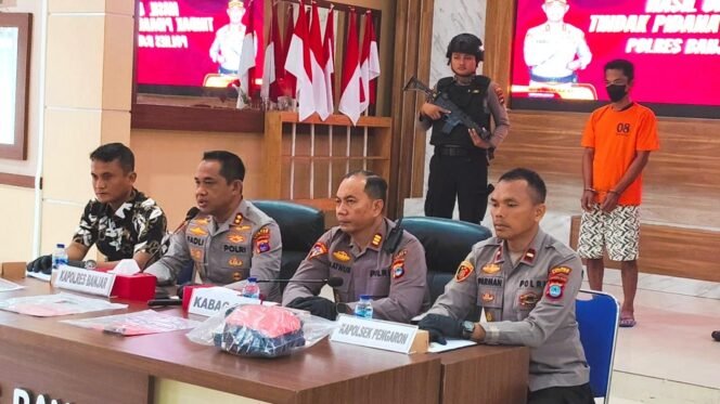 
 Kapolres Banjar AKBP Dr Fadli konferensi pers kasus pembunuhan di Pengaron, Jumat (20/6/2025). foto-istimewa