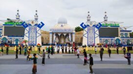 Panggung utama MTQ Kalsel 2025 di Alun Alun Ratu Zalecha Martapura, tampak para pemain Sinoman Hadrah sedang mengadakan gladi bersih, Jumat (20/6/2025). foto-Hendra