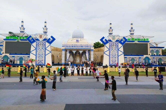 
 Panggung utama MTQ Kalsel 2025 di Alun Alun Ratu Zalecha Martapura, tampak para pemain Sinoman Hadrah sedang mengadakan gladi bersih, Jumat (20/6/2025). foto-Hendra
