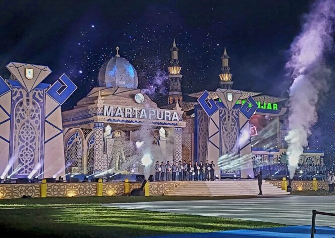 
 MTQ XXXVI Tingkat Provinsi Kalsel 2025 resmi dibuka di panggung utama Alun-Alun Ratu Zalecha, Martapura, Kabupaten Banjar, Sabtu (21/6/2025) malam. foto-Hendra