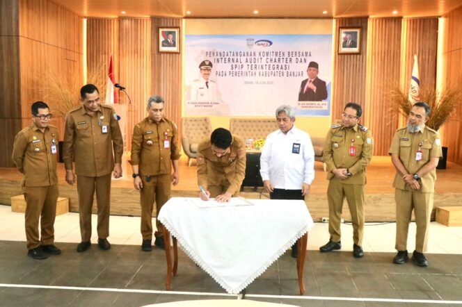 
 Penandatangani Komitmen Bersama Persetujuan Internal Audit Charter (IAC) dan penguatan Sistem Pengendalian Intern Pemerintah (SPIP) Terintegrasi, di Aula Kantor Badan Pengawasan Keuangan dan Pembangunan (BPKP) Perwakilan Kalimantan Selatan, Senin (16/6/2025). Foto-MC Banjar