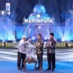 Penyerahan piala bergilir MTQ Kalsel dari Pemkab Banjar kepada Pemprov Kalsel, di panggung utama MTQ Kalsel 2025 di Alun-Alun Ratu Zalecha Martapura, Jumat (20/6/2025) malam. foto-RSB