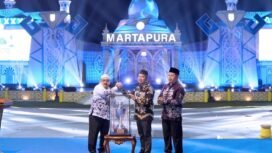 Penyerahan piala bergilir MTQ Kalsel dari Pemkab Banjar kepada Pemprov Kalsel, di panggung utama MTQ Kalsel 2025 di Alun-Alun Ratu Zalecha Martapura, Jumat (20/6/2025) malam. foto-RSB