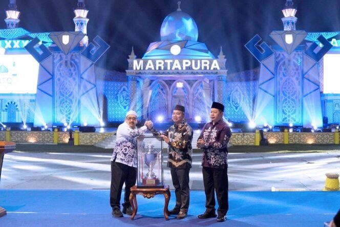 
 Penyerahan piala bergilir MTQ Kalsel dari Pemkab Banjar kepada Pemprov Kalsel, di panggung utama MTQ Kalsel 2025 di Alun-Alun Ratu Zalecha Martapura, Jumat (20/6/2025) malam. foto-RSB