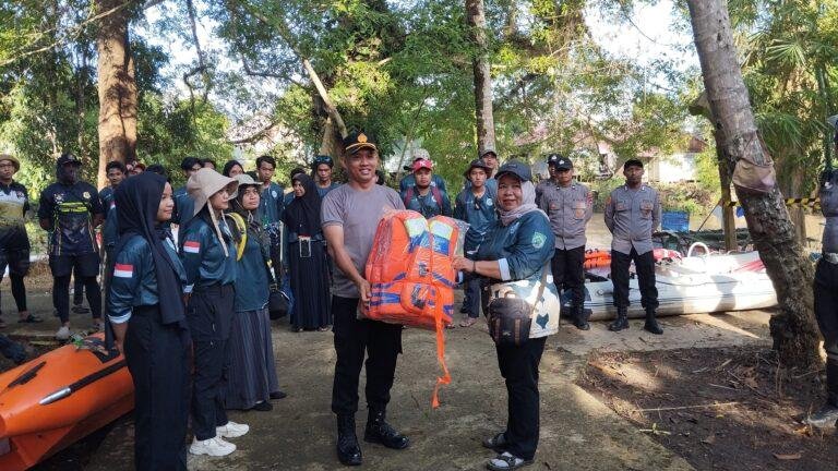 Polres Balangan Ikut Bersihkan Sungai, Semarakkan Hari Bhayangkara ke-79