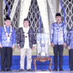 Bupati Banjar H Saidi Mansyur bersama Wakilnya Said Idrus Al-Habsyie saat menerima piala bergilir sebagai juara umum MTQ Tingkat Provinsi Kalsel 2025, Kamis (26/6/2025). foto-Hendra
