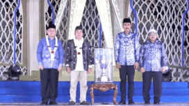 Bupati Banjar H Saidi Mansyur bersama Wakilnya Said Idrus Al-Habsyie saat menerima piala bergilir sebagai juara umum MTQ Tingkat Provinsi Kalsel 2025, Kamis (26/6/2025). foto-Hendra
