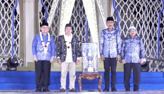 
 Bupati Banjar H Saidi Mansyur bersama Wakilnya Said Idrus Al-Habsyie saat menerima piala bergilir sebagai juara umum MTQ Tingkat Provinsi Kalsel 2025, Kamis (26/6/2025). foto-Hendra