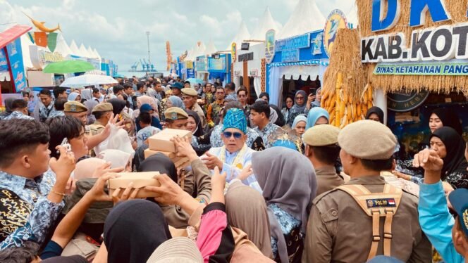 
 Jamuan Massal Harjad ke-75 Kotabaru, Ribuan Warga Padati Siring Laut
