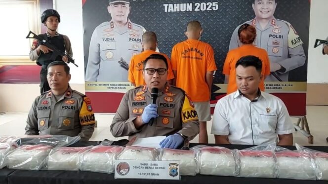 
 Kapolres Banjarbaru, AKBP Pius X Febry Aceng Loda, menggelar konferensi pers pengungkapan kasus sabu 10,3 Kg, Selasa (3/6/2025). foto-Hendra