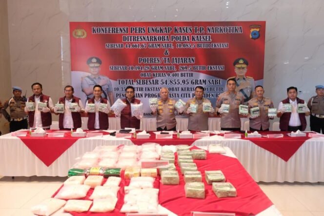 
 Polda Kalsel Ungkap Kasus Narkoba: 54,8 Kg Sabu dan Ribuan Pil Ekstasi