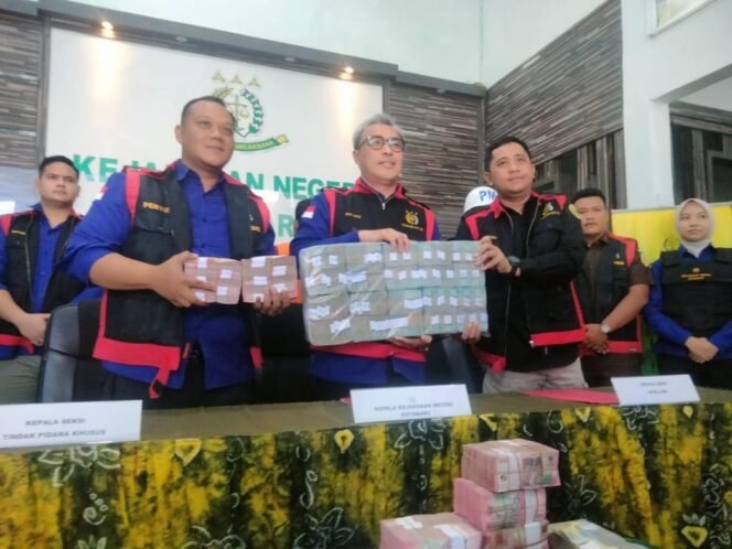 
 Kejari Kotabaru mengungkap kasus tindak pidana korupsi senilai Rp9,2 miliar di salah satu bank BUMN di Bumi Saijaan. 