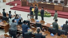 Penandatanganan perubahan KUA-PPAS tahun anggaran 2025 dalam rapat paripurna DPRD Banjar, Sabtu (14/6/2025). foto-Hendra