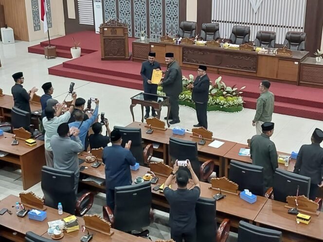 
 Penandatanganan perubahan KUA-PPAS tahun anggaran 2025 dalam rapat paripurna DPRD Banjar, Sabtu (14/6/2025). foto-Hendra