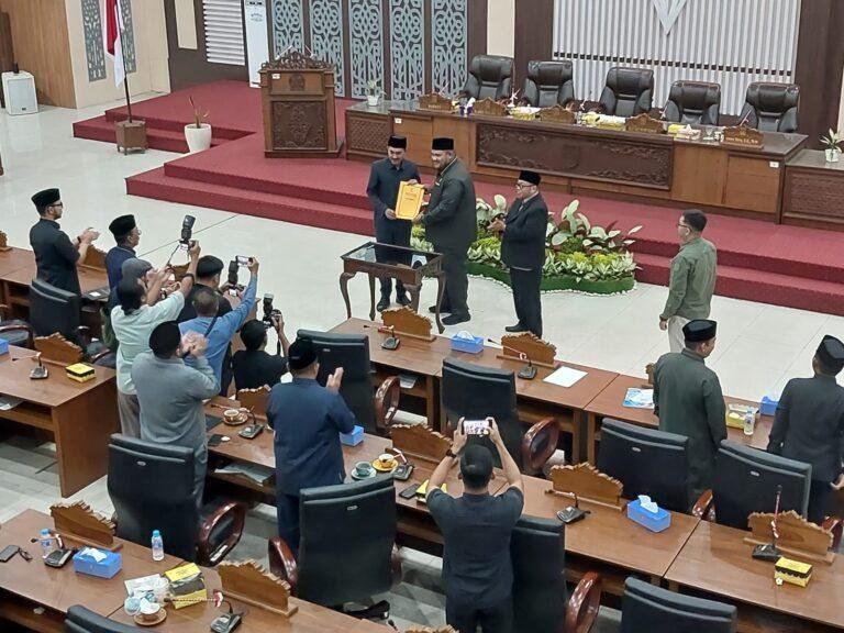 Penandatanganan perubahan KUA-PPAS tahun anggaran 2025 dalam rapat paripurna DPRD Banjar, Sabtu (14/6/2025).