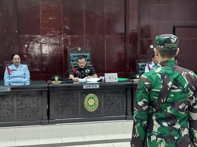 
 Majelis Hakim Pengadilan Militer saat membacakan putusan terhadap terdakwa kasus pembunuhan berencana wartawati Juwita, Senin (16/6/2025). foto-hendra