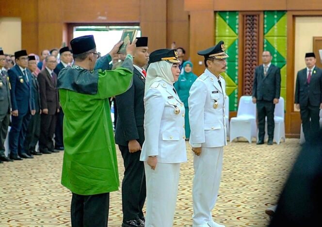 
 Pelantikan Hj Erna Lisa Halaby dan Wartono dipimpin Gubernur Kalsel H Muhidin, Sabtu (21/6/2025). foto-istimewa