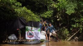 Peserta sedang memungut sampah di bantaran sungai saat pengarungan. Foto: WAN