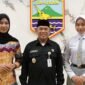 Maratus Soleha Siswi Asal Kotabaru Melaju ke Seleksi Paskibraka Tingkat Nasional Riceknews.Id – Maratus Soleha, siswi berprestasi dari SMKN 1 Kotabaru, akan mewakili Kalimantan Selatan dalam seleksi Pasukan Pengibar Bendera Pusaka (Paskibraka) tingkat nasional. Seleksi ini dijadwalkan berlangsung di Jakarta mulai 25 hingga 29 Juni 2025. Bupati Kotabaru, Muhammad Rusli, menyatakan kebanggaannya atas pencapaian Maratus Soleha. "Maratus Soleha adalah bukti bahwa dari pesisir pun bisa lahir patriot sejati. Kami bangga, Kotabaru bangga. Semoga lolos dan kibarkan merah putih di Jakarta," ujar Bupati saat menerima Maratus Soleha yang didampingi perwakilan Badan Kesbangpol pada Jumat, 20 Juni 2025, di ruang kerjanya. Bupati Rusli menegaskan dukungan penuhnya kepada Maratus Soleha dan berharap ia dapat mengharumkan nama Kabupaten Kotabaru di tingkat nasional. Ia juga menambahkan bahwa Kotabaru memiliki banyak generasi muda berbakat yang mampu menjadi kebanggaan daerah dengan pembinaan dan pelatihan yang tepat. Motivasi dari Dukungan Bupati Maratus Soleha mengaku semakin termotivasi berkat dukungan dari berbagai pihak, khususnya Bupati Kotabaru. "Saya tambah termotivasi dan bersemangat setelah bertemu Bapak Bupati Kotabaru beberapa hari lalu. Beliau telah memberikan dukungan dan menyampaikan beberapa wejangan, hal ini membuat saya lebih kuat untuk bisa lolos menjadi Paskibraka Nasional," ungkapnya. Ia juga memohon doa dan dukungan dari seluruh masyarakat agar diberikan kelancaran dan kesuksesan selama mengikuti seleksi. "Selain dukungan dan motivasi dari Bapak Bupati Kotabaru, saya juga mengharapkan dukungan penuh dan doa dari masyarakat, agar saya dapat mengikuti seleksi dengan baik dan lolos sebagai Paskibraka Nasional tahun 2025, dengan harapan dapat mengharumkan nama Kabupaten Kotabaru," harap Maratus. Sebelum melangkah ke tingkat nasional, Maratus Soleha telah melewati serangkaian seleksi ketat mulai dari tingkat Kabupaten hingga Provinsi. Rencananya, ia akan bertolak ke Jakarta pada 25 Juni 2025, didampingi oleh perwakilan dari Badan Kesatuan Bangsa dan Politik Provinsi Kalimantan Selatan, serta Kabid Ideologi dan Admin Paskibraka Kabupaten Kotabaru.