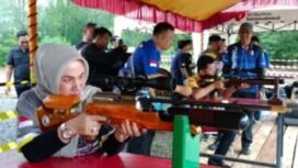 Ketua DPRD Kabupaten Kotabaru, Suanti, menembak target yang telah disiapkan panitia Kapolres Cup 2025 