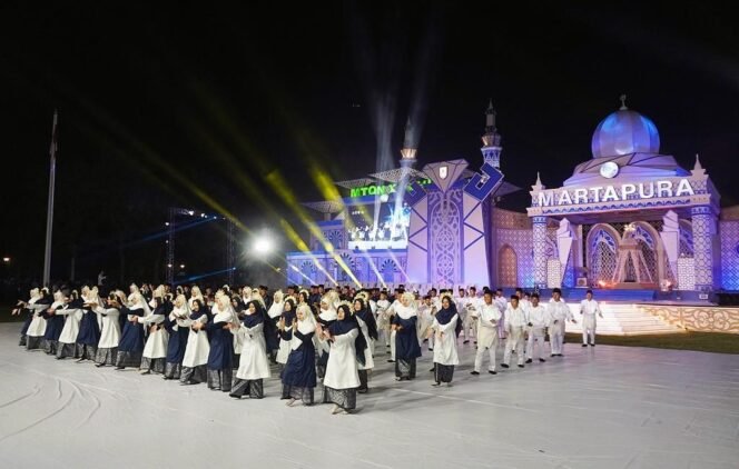 
 Tari Kolosal Japin Bersholawat mengakhiri acara penutupan MTQ Nasional XXXVI Tingkat Provinsi Kalsel di Martapura, Kabupaten Banjar, Kamis (26/6/2025) malam. foto-MC Kominfo Banjar