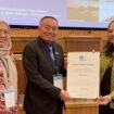 Gubernur Kalsel H. Muhidin menerima sertifikat penetapan Geopark Meratus sebagai UNESCO Global Geopark (UGGp), di Markas Besar UNESCO, Paris, Senin (2/6/2025). foto-MC Kalsel