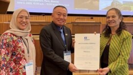 Gubernur Kalsel H. Muhidin menerima sertifikat penetapan Geopark Meratus sebagai UNESCO Global Geopark (UGGp), di Markas Besar UNESCO, Paris, Senin (2/6/2025). foto-MC Kalsel