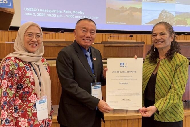 
 Gubernur Kalsel H. Muhidin menerima sertifikat penetapan Geopark Meratus sebagai UNESCO Global Geopark (UGGp), di Markas Besar UNESCO, Paris, Senin (2/6/2025). foto-MC Kalsel