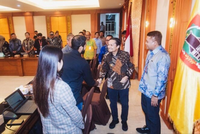 
 Kedatangan tim AirAsia diterima oleh Wagub Kalsel Hasnuryadi Sulaiman di Kantor Gubernur Kalsel, Banjarmasin, Kamis (19/6/2025). foto-Adpim