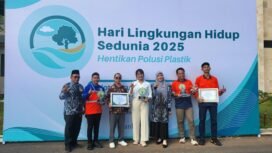 PT Indocement Tunggal Prakarsa Tbk Plant 12 Tarjun menerima penghargaan dari Pemkab Kotabaru kategori CSR Bidang Lingkungan. foto-istimewa